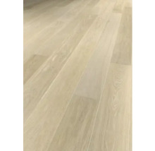 Světlá dřevěná podlaha z jednotlivých prken