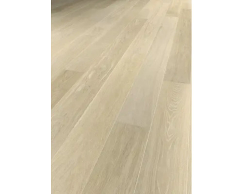 Světlá dřevěná podlaha z jednotlivých prken