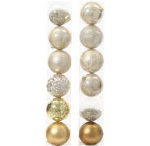 Dvě řady vánočních koulí s různými texturami a vzory.