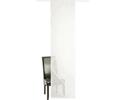 Záclona se vzorem a židle