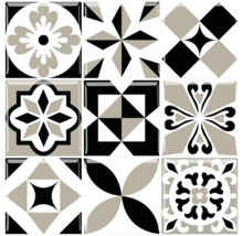 Devět dlaždic s geometrickými a květinovými vzory
