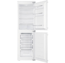 Otevřená lednice s mrazákem a skleněnými policemi