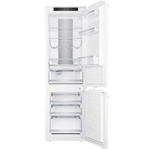 Otevřená chladnička s policemi a přihrádkami