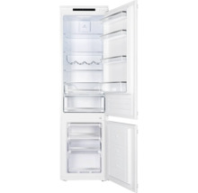 Otevřená chladnička s policemi a zásuvkami pro skladování potravin