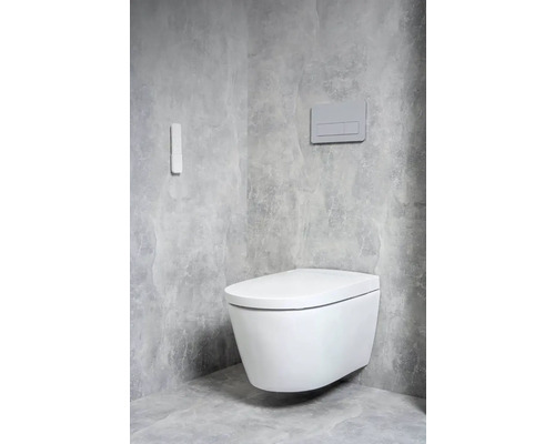 Závěsná toaleta s ovládacím panelem v koupelně s betonovým vzhledem.