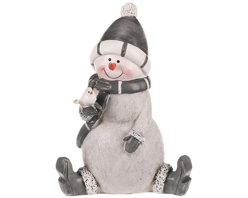Vánoční figurka sedící sněhulák polyresiová šedý obleček a čepka Dekorativní figurka sněhuláka s čepicí a šálou, držící ptáčka