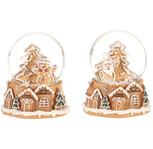 Dvě sněhové koule s perníkovou chaloupkou a perníkovými figurkami