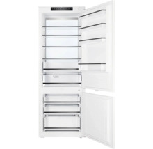 Otevřená bílá chladnička se skleněnými policemi a zásuvkami