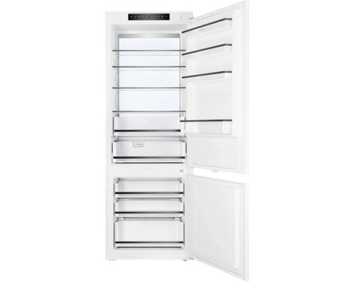 Otevřená bílá chladnička se skleněnými policemi a zásuvkami