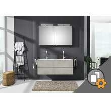 Koupelna s umyvadlem, zrcadlovou skříňkou a žebříkem na ručníky