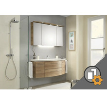 Koupelna se sprchovým koutem, skříňkou pod umyvadlo a zrcadlovou skříňkou