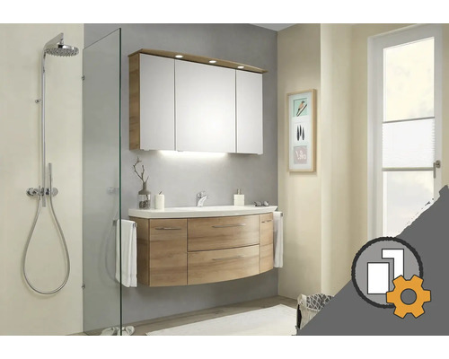 Koupelna se sprchovým koutem, skříňkou pod umyvadlo a zrcadlovou skříňkou