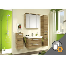 Koupelna s umyvadlovou skříňkou, zrcadlovou skříňkou a vysokou skříňkou ve vzhledu dřeva