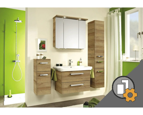 Koupelna s umyvadlovou skříňkou, zrcadlovou skříňkou a vysokou skříňkou ve vzhledu dřeva