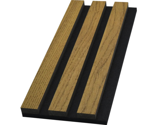 Akustický panel s dřevěnými lamelami na plstěném podkladu