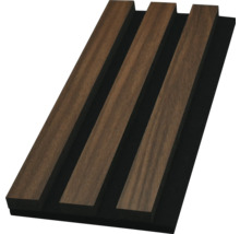 Akustický panel s dřevěnými lamelami na plstěném podkladu