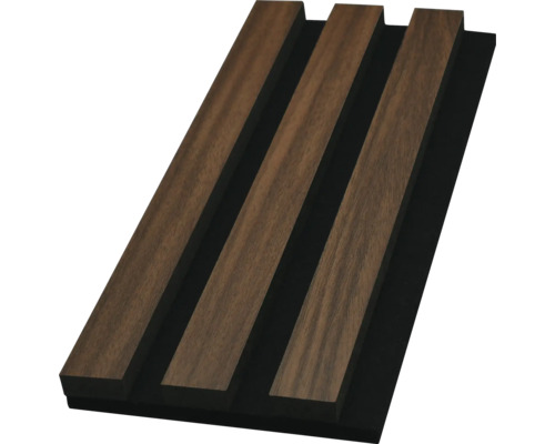 Akustický panel s dřevěnými lamelami na plstěném podkladu