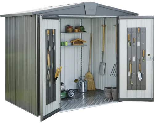 Otevřená zahradní kůlna se zahradním nářadím a policemi pro skladování