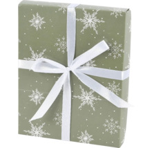 Dárek zabalený v papíru se vzorem sněhových vloček a stuhou