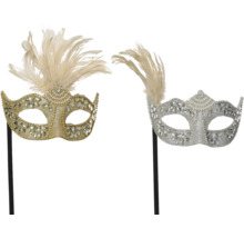 Dvě masky s peřím a kamínky na karneval