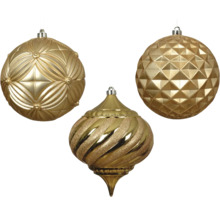 Tři zlaté vánoční koule s různými vzory