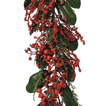 Dekorativní girlanda s červenými bobulemi a zelenými listy pro slavnostní výzdobu