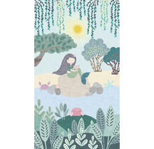 Ilustrace mořské panny s kraby na pláži pod stromy a sluncem.