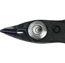 Detailní záběr štípacích kleští s kloubem