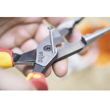 Logo Wiha. Šroub je držen kombinovanými kleštěmi.