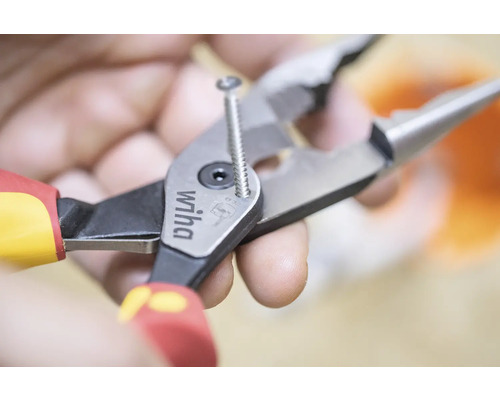 Logo Wiha. Šroub je držen kombinovanými kleštěmi.