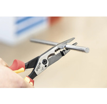 Logo Wiha. Kombinované kleště stříhají kovový drát.