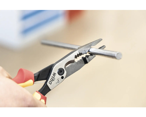 Logo Wiha. Kombinované kleště stříhají kovový drát.