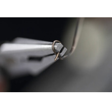 Kleště ohýbají drát.