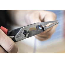 Logo společnosti Wiha. Kombinované kleště stříhají kabel.