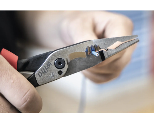 Logo společnosti Wiha. Kombinované kleště stříhají kabel.