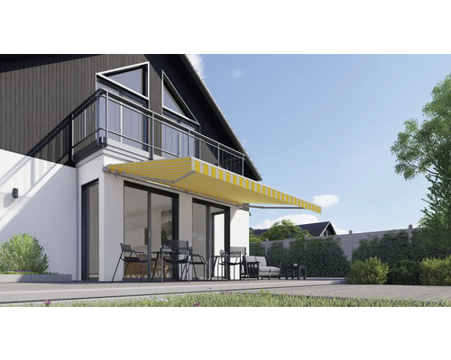 Pohled na dům s vysunutou markýzou a terasovým nábytkem