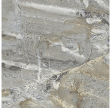 Detail šedé dlaždice s mramorovým vzorem.