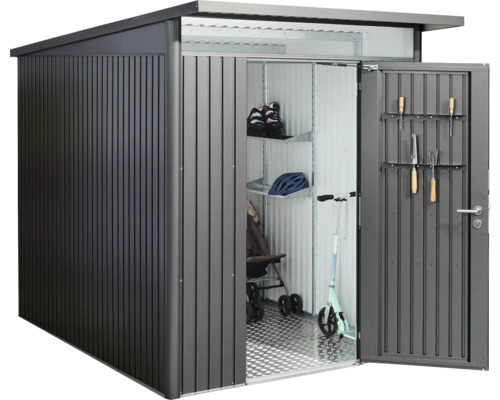 Zahradní domek s otevřenými dveřmi a zahradním nářadím