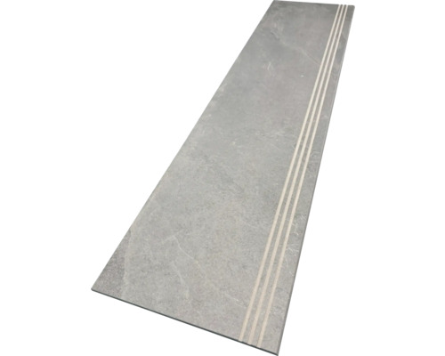 Šedý kamenný schod se třemi drážkami