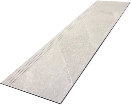 Stupínek ze slinuté dlažby s rýhovaným povrchem