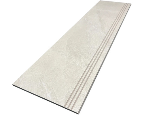 Keramický schodišťový stupeň s rýhovaným povrchem