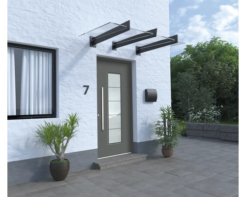 Vstupní prostor domu s vchodovými dveřmi, stříškou a poštovní schránkou