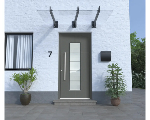 Vstup do domu se stříškou, vchodovými dveřmi, poštovní schránkou a rostlinami