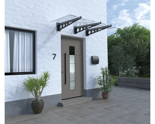 Fasáda domu s vchodovými dveřmi, poštovní schránkou a dvěma skleněnými stříškami