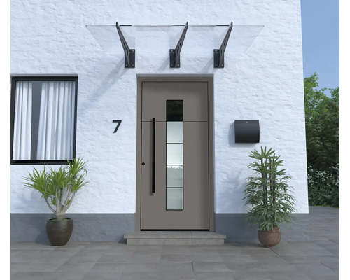 Fasáda domu s vchodovými dveřmi, poštovní schránkou, číslem domu, oknem a stříškou