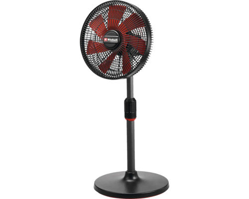 Stojanový ventilátor s červenými lopatkami rotoru a černou ochrannou mřížkou