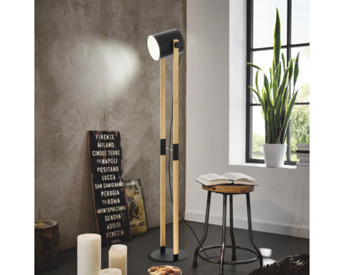 Stojací lampa ze dřeva a kovu v obývacím pokoji