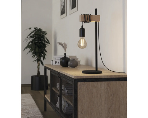 Dekorativní stolní lampa ze dřeva a kovu na skříňce