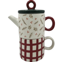 Čajová konvice s šálkem, naskládané na sobě