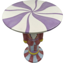 Dekorační stolek ve tvaru louskáčka s motivy spirály